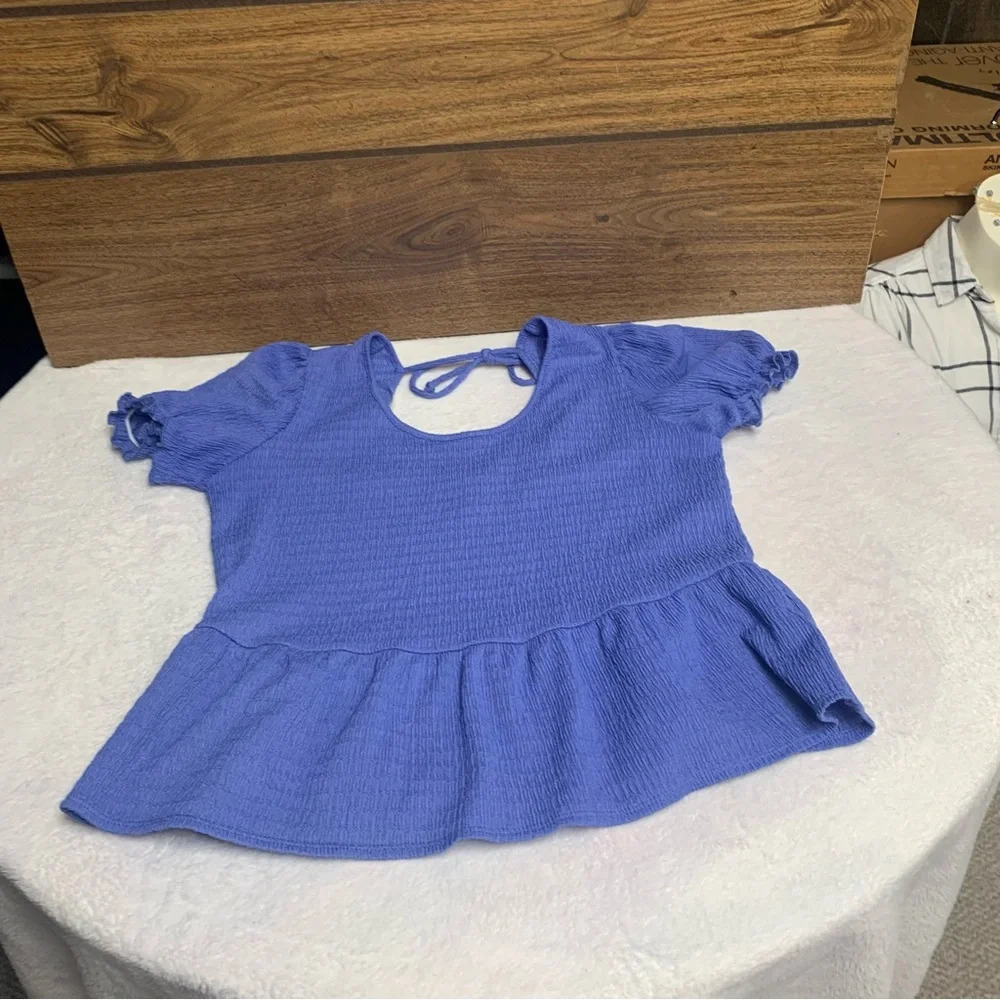 IN San Francisco periwinkle top size small lots of stretch cute tie in back - Picture 7 of 7